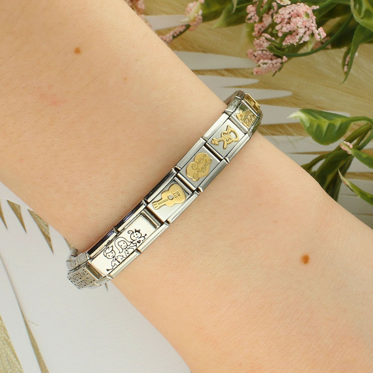 Nomination Link 18K zawieszka złoto Gitara Elektryczna 030117 10 to element do bransoletki komponowanej Nomination. Spersonalizuj swoją bransoletkę Nomination dodając do niej element z kolekcji COMPOSABLE..jpg